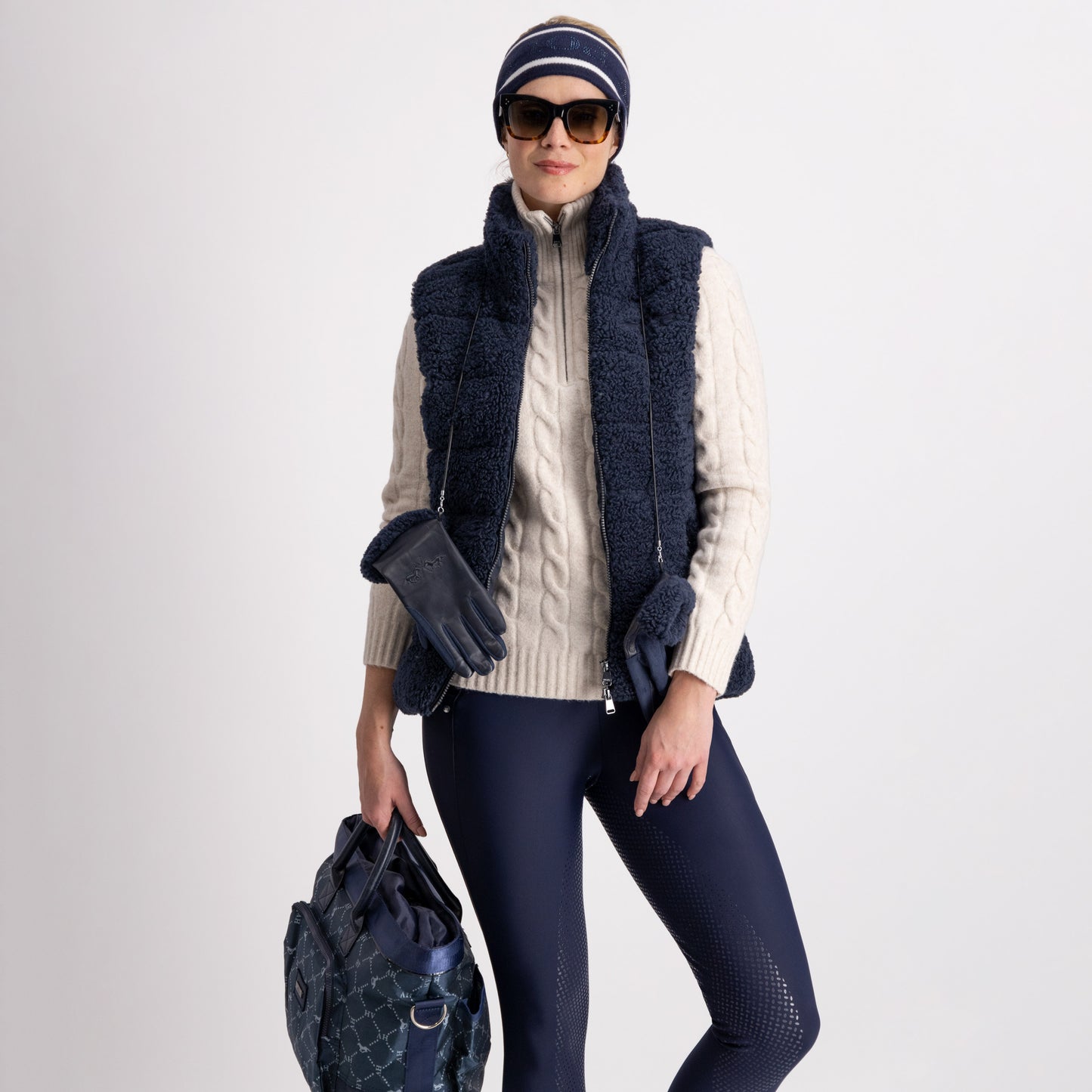 Luxe Hvp-Dunya pullover met kabelbreisel, halve rits en hoge kraag. Elegant, warm en functioneel met lurex borduursels en slanke pasvorm.