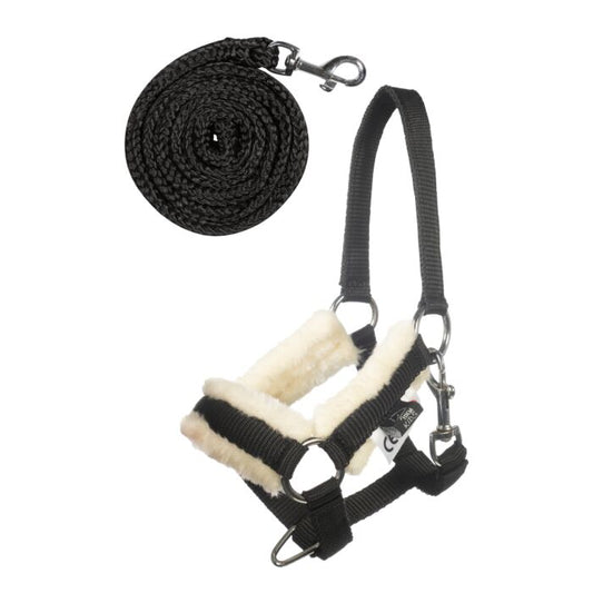 HKM Halsterset Hobby Horse Zwart. Dit HKM Halsterset is verkrijgbaar bij Livin Horse Shop. Frontaanzicht HKM Halsterset Hobby Horse Zwart.