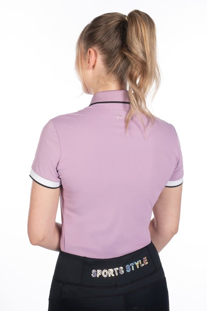 Sportief HKM poloshirt in Lila met getailleerde pasvorm, holografische details en elastisch materiaal. Perfect voor ruiters. Shop nu bij Livin Horse Shop!
Achteraanzicht HKM Poloshirt Lila