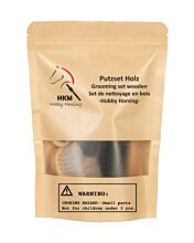 Het HKM Sports Poetssetje Hout is de perfecte aanvulling op jouw hobby horse uitrusting! Dit HKM Poetssete is verkrijgbaar bij Livin Horse Shop. Hobby Horse - Horse Hobby - Hobby Horsing - stokpaard - stokpaardje