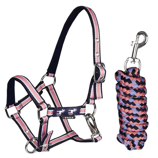 Horka Halsterset Jolly met 180 cm touw. Fleece gevoerd, verstelbaar en afgewerkt met geweven Jolly tape. Comfort en vrolijk design in één set.Deze Horka Halsterset is verkrijgbaar bij Livin Horse Shop, dealer van Horka!