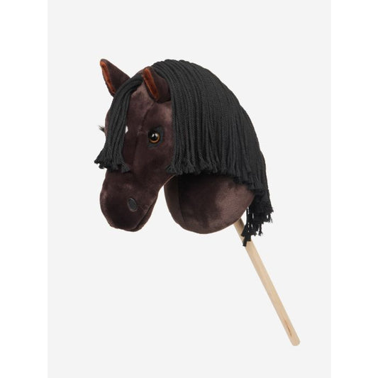 LeMieux Stokpaardje Freya – Donkerbruine Hobby Horse met Vlechtbare Manen & Unieke Persoonlijkheid. Deze hobby horse stokpaardje Freya is verkrijgbaar bij Livin Horse Shop, dealer van LeMieux