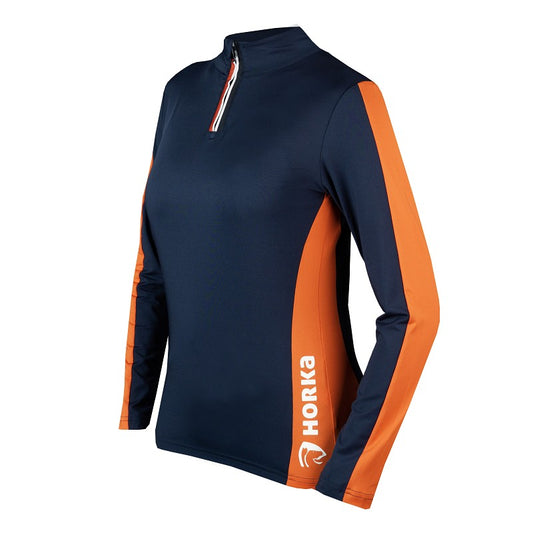 Ontdek het KNHS Horka Eventing Shirt uit de KNHS fancollectie 2023-2024. Technische stof met Polygiene en OdorCrunch behandeling tegen transpiratiegeur. Comfortabel en stijlvol met opstaande kraag en KNHS/Horka bedrukkingen. Perfect voor eventing-ruiters!