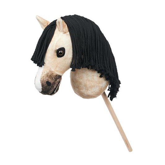 LeMieux Stokpaardje Dream – Valkkleurige Hobby Horse met Vlechtbare Manen. Dit stokpaarde hobby horse is verkrijgbaar bij livin horse sop, dealer van LeMieux. Frontaanzicht dream stokpaardje