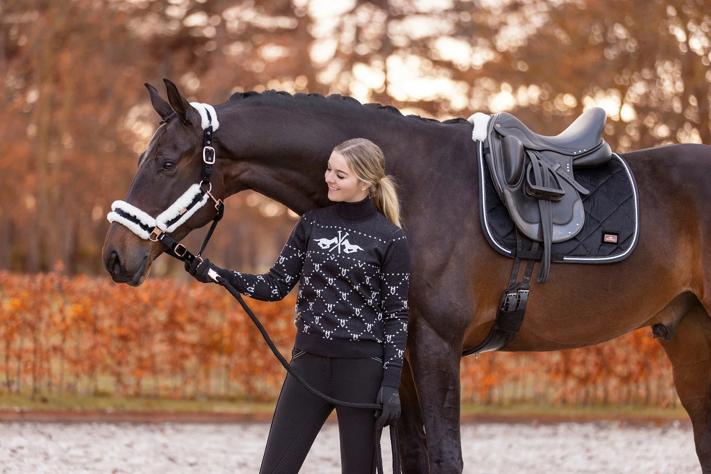 Warme coltrui HVP Cecile van HV Polo in blauw. Zachte jacquard trui met glinsterende lurex en logo. Luxe winterstijl voor ruiter en dagelijks gebruik. Verkrijgbaar bij Livin Horse Shop, dealer van HV Polo