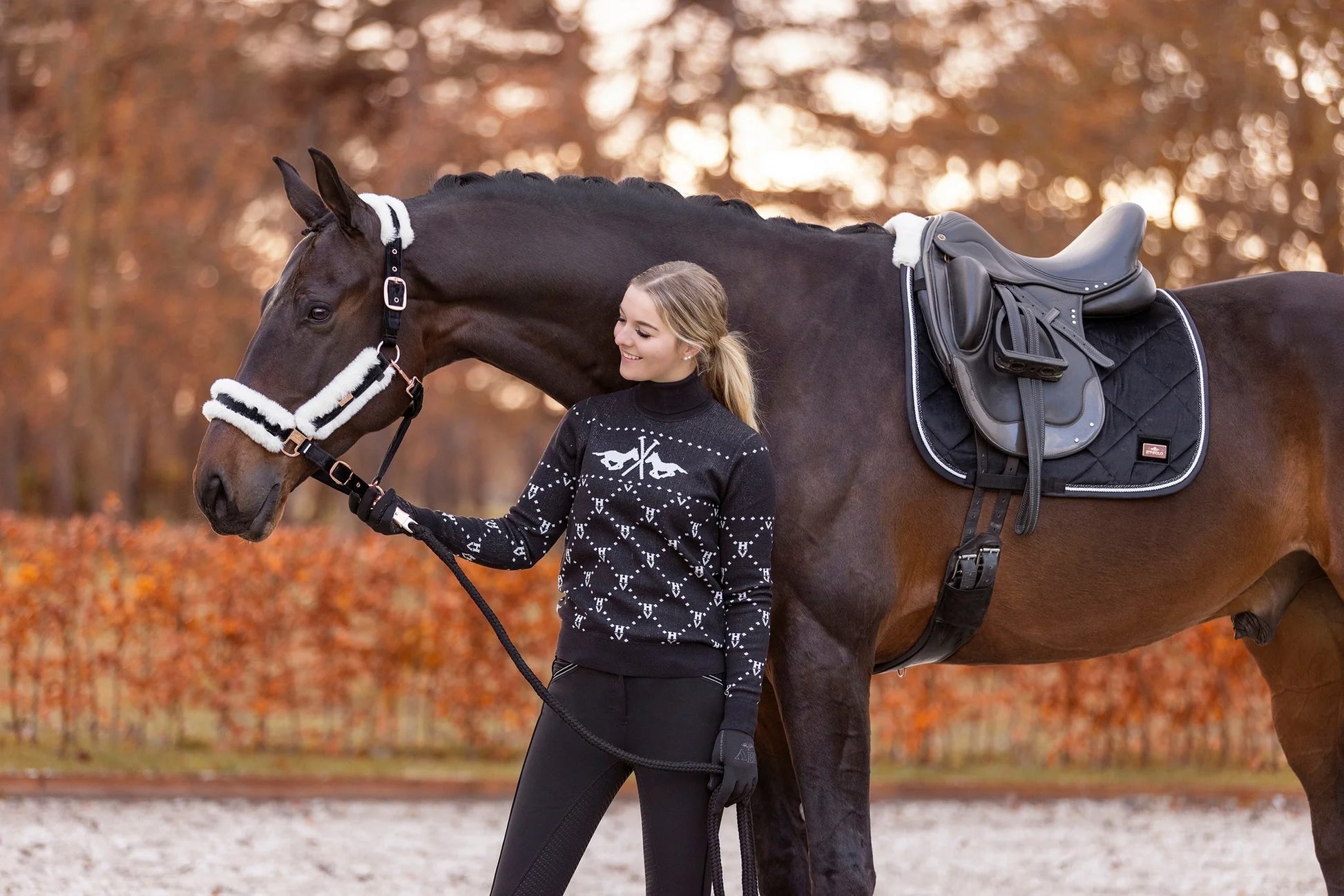 Warme coltrui HVP Cecile van HV Polo in blauw. Zachte jacquard trui met glinsterende lurex en logo. Luxe winterstijl voor ruiter en dagelijks gebruik. Verkrijgbaar bij Livin Horse Shop, dealer van HV Polo