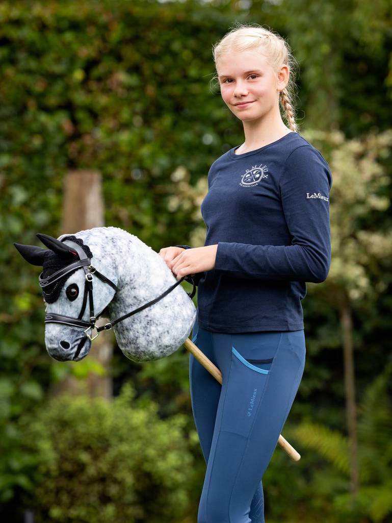 LeMieux Hobby Horse Oornetje Diamante Black – Luxe Mini Vliegenmuts voor Stokpaardje. Dit oornetje Diamante Black is verkrijgbaar bij Livin Horse Shop. Zijaanzicht stokpaardje met ruiter