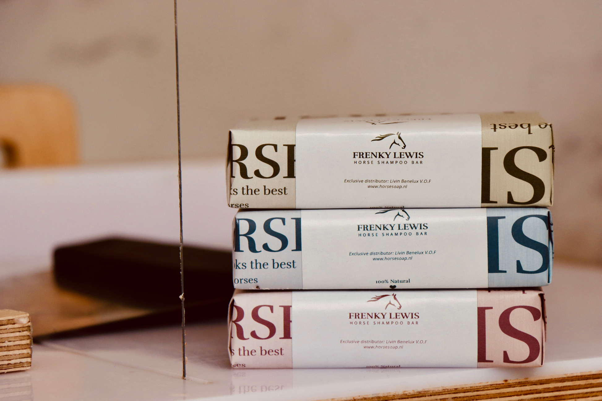Presentatiefoto van 100% natuurlijke paarden shampoobars, elke soort shampoobar heeft zijn eigen eigenschappen, Horse Soap - Frenky Lewis - Paarden shampoobar