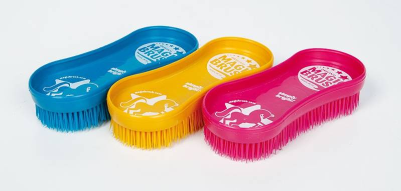 magic brush set classic. Magic Brush Classic borstelset met hoeven-, benen- en lichaamsborstel. Verwijdert vuil en losse haren, werkt als zweetmes en is geschikt om mee te wassen.