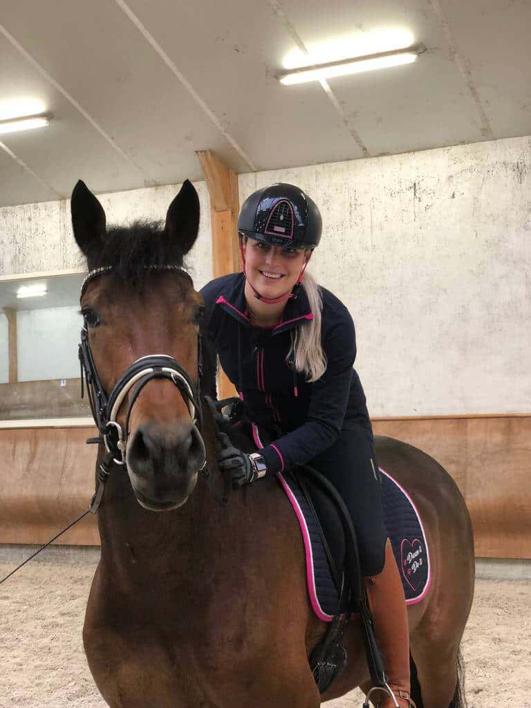 zadeldek by Jill. Dit bijzondere zadeldekje is verkrijgbaar bij Livin Horse Shop. Frontaanzicht paard en Zadeldekje By Jill.