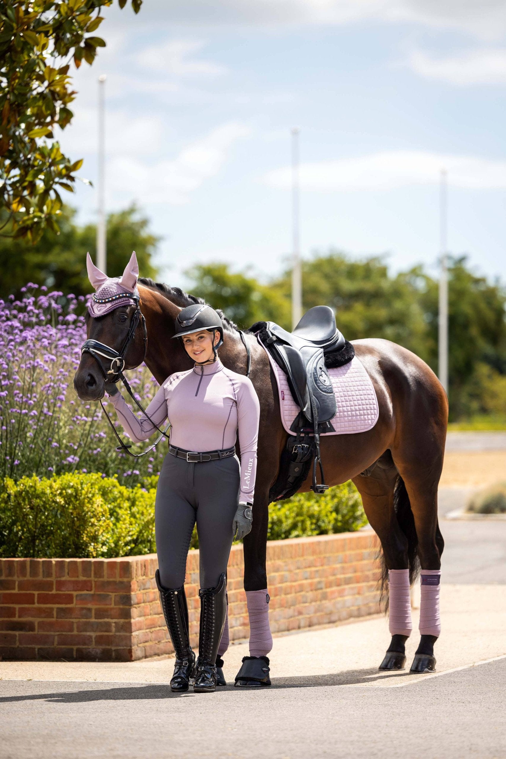 LeMieux zadeldekje Dressage Suede Square Musk. Dit LeMieux Zadeldekje voor paard en pony is verkrijgbaar bij Livin Horse Shop. Dealer van LeMieux. Zijaanzicht ruiter en paard dressuur LeMieux Zadeldekje Musk
