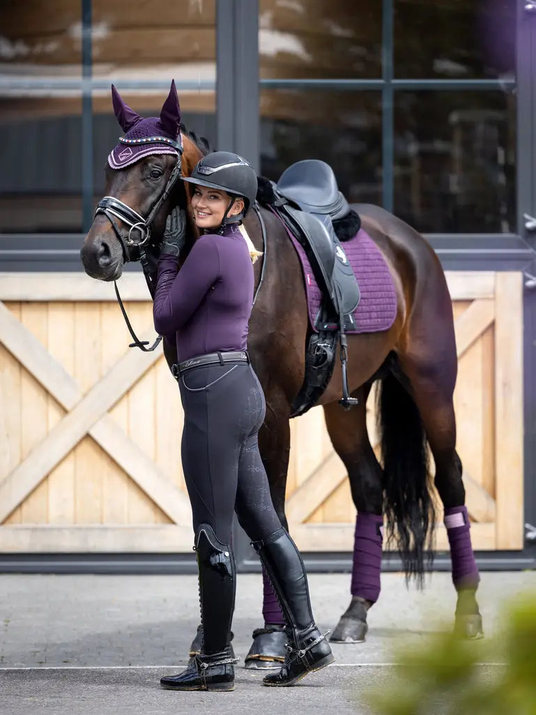 eMieux Zadeldekje Suede Dressage Square Fig. Dit LeMieux Zadeldekje is verkrijgbaar bij Livin Horse Shop. Frontaanzicht paard en LeMieux Zadeldekje Fig!