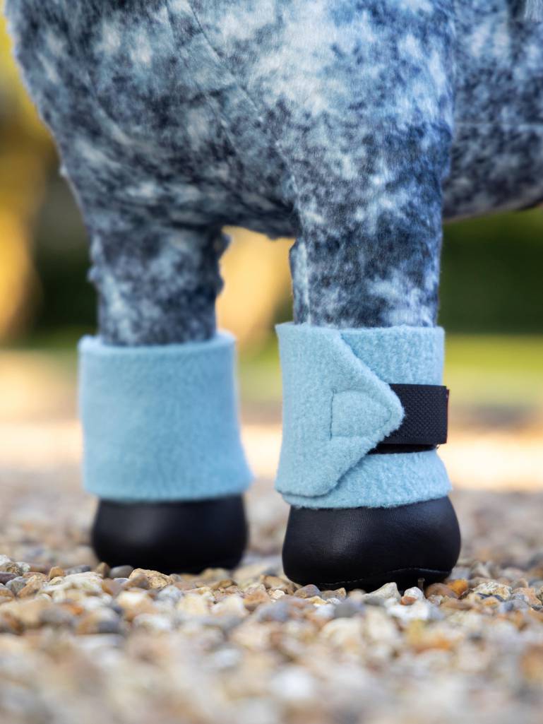 LeMieux Speelgoed Pony Bandages Glacier – Set van 4 Luxe Fleece Bandages voor Toy Pony. Frontaanzicht toy pony bandages op speelgoed pony