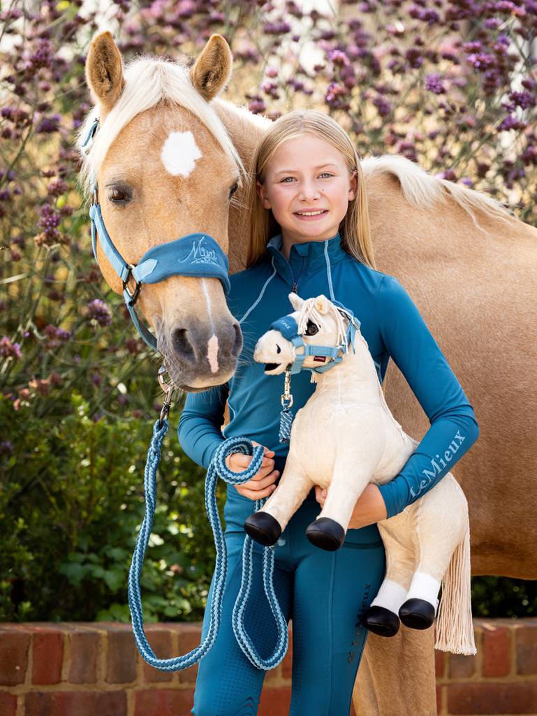 LeMieux Toy Pony Popcorn – Palomino Speelgoed Pony met Vlechtbare Manen & Speelstal. Deze toy pony is verkrijgbaar bij livin Horse Shop. frontaanzich speelgoed pony Popcorn en ruiter