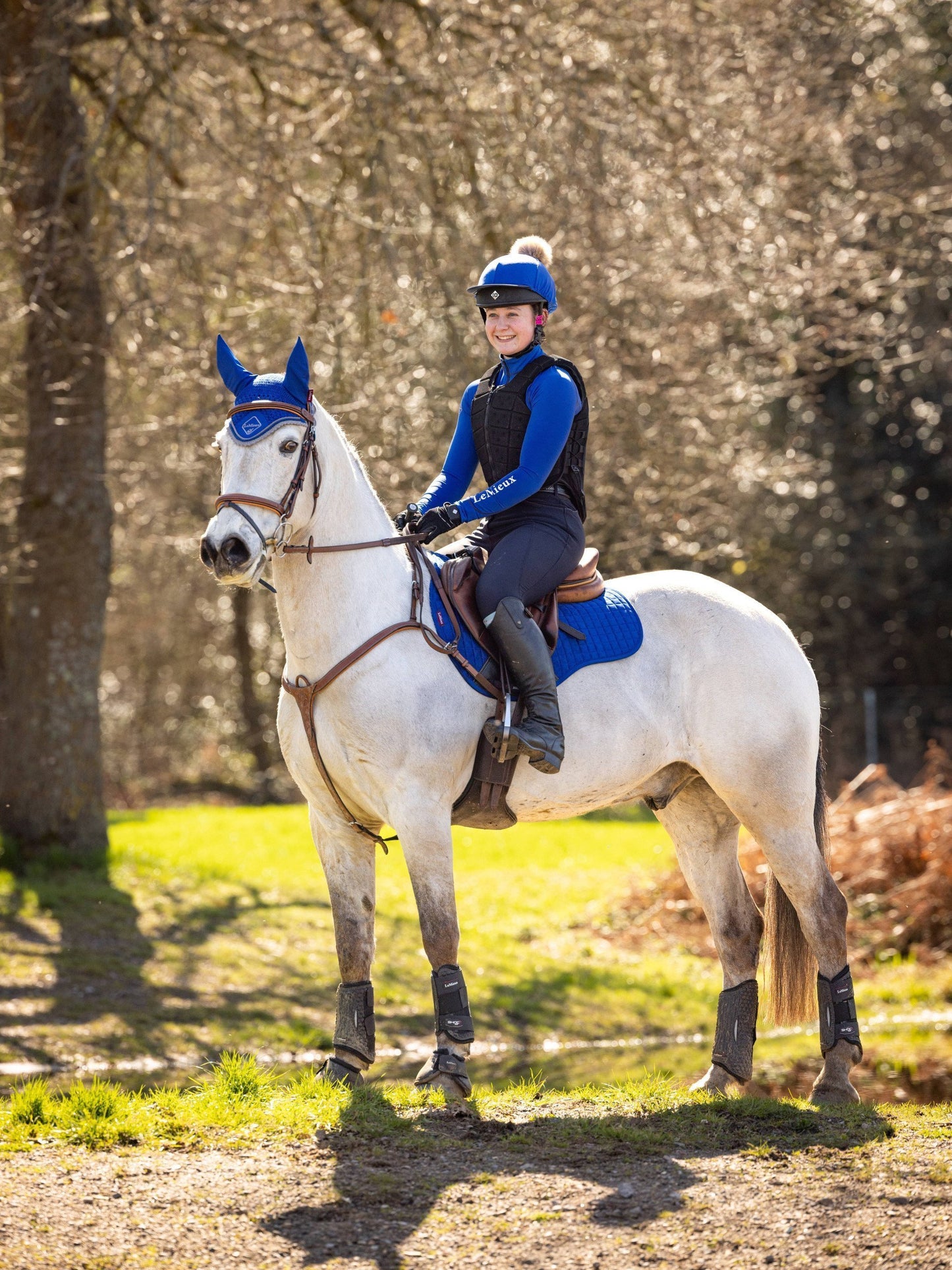 LeMieux Zadeldekje Suede Veelzijdigheid Square Benetton Blue. Dit trendy LeMieuz Zadeldekje is verkijgbaar bij Livin Horse Shop - zadeldek - zadeldekje - zadeldekje paard - zadeldekje pony. Zijaanzicht paard en LeMieux Zadeldekje Benetton Blue