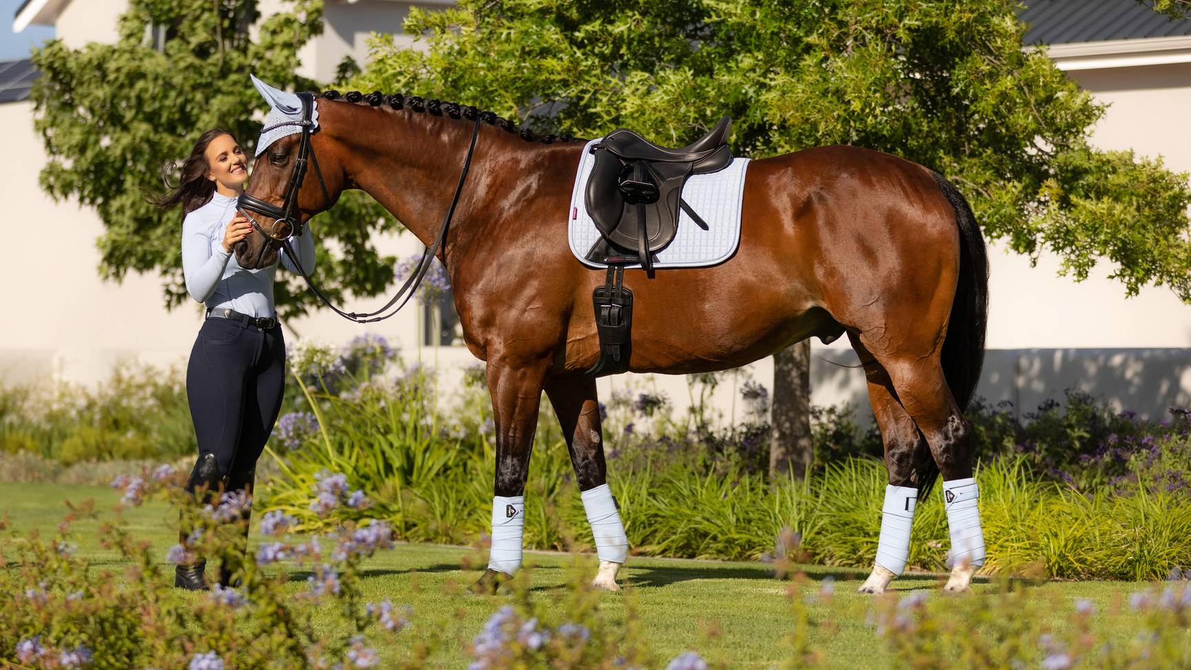 LeMieux Zadeldekje Dressage Suede Square Mist. Dit LeMieux Zadeldekje Mist is verkrijgbaar bij Livin Horse Shop. Zij aanzicht paard met LeMieux Zadeldekje Dressage Suede Square Mist.