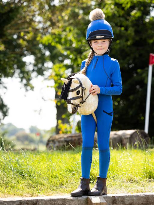 LeMieux Stokpaardje Dream – Valkkleurige Hobby Horse met Vlechtbare Manen. Dit stokpaarde hobby horse is verkrijgbaar bij livin horse sop, dealer van LeMieux. Frontaanzicht dream stokpaardje en halster hobby horse