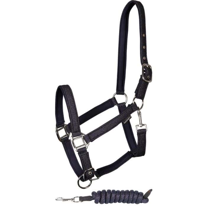 Halsterset Glitter navy. Navy halster met glitterglans en neopreen voering. Verstelbaar en voorzien van clipsluiting. Inclusief halstertouw. Comfort en stijl in één! De halsters zijn verkrijgbaar bij livin horse shop.