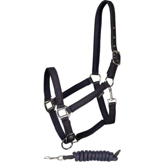 Halsterset Glitter navy. Navy halster met glitterglans en neopreen voering. Verstelbaar en voorzien van clipsluiting. Inclusief halstertouw. Comfort en stijl in één! De halsters zijn verkrijgbaar bij livin horse shop.