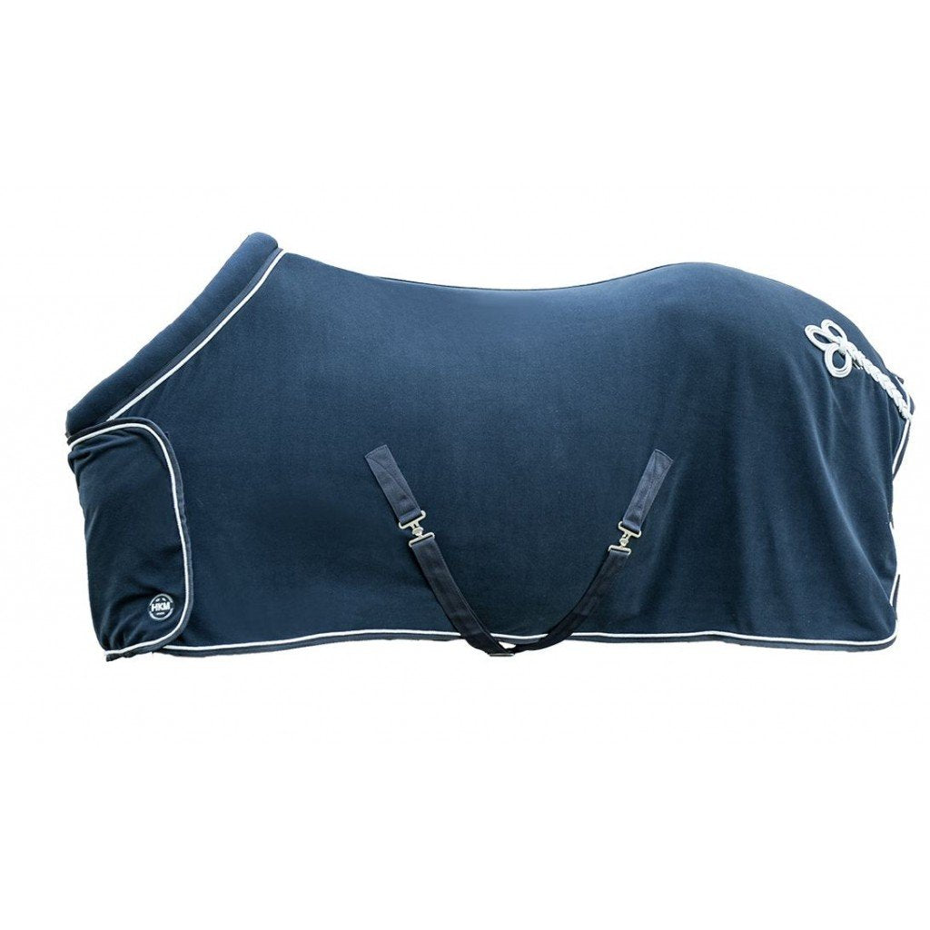 Zweetdeken met kraag. Bestel de HKM Sports Luxe Zweetdeken met kraag – donkerblauw bij Livin Horse Shop. Ademend fleece, verstelbare kruissingels & mogelijkheid tot borduren!