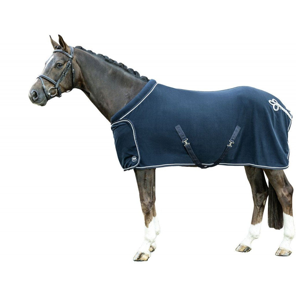 Zweetdeken met kraag. Bestel de HKM Sports Luxe Zweetdeken met kraag – donkerblauw bij Livin Horse Shop. Ademend fleece, verstelbare kruissingels & mogelijkheid tot borduren! Zijaanzicht paard en deken