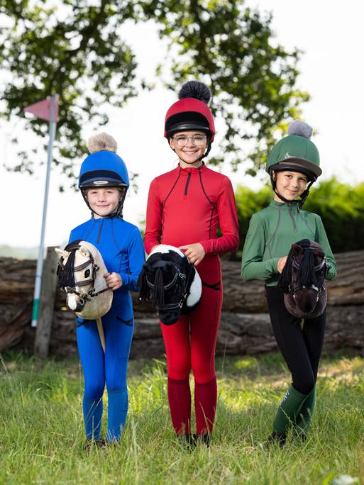 Lemieux Stokpaardje Hobby Horse Chancer LeMieux Stokpaardje Flash – Bonte Hobby Horse met Vlechtbare Manen. Dit stopkpaarde hobby horse is verkrijgbaar bij livin horse shop, dealer van LeMieux. Frontaanzicht hobby horse flash met diverse ruiters