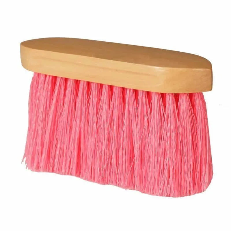 Borstel Hard Roze. Opvallende roze paardenborstel met harde haren en houten handvat. Ideaal voor grondige verzorging. Nu verkrijgbaar bij Livin Horse Shop!