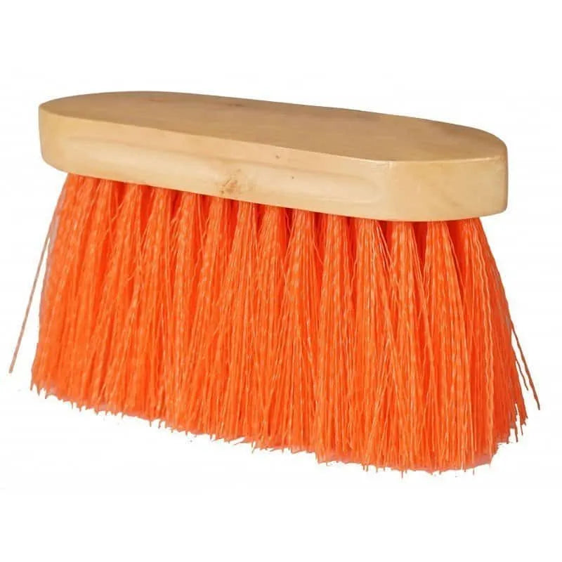 Borstel Oranje Hard. Harde paardenborstel van Horka met houten handvat en oranje borstelharen. Perfect voor grondige reiniging. Verkrijgbaar bij Livin Horse Shop!