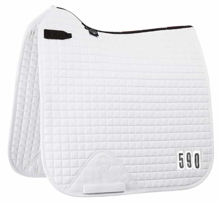 LeMieux Zadeldekje Dressage Prosport Competition square Cotton White. Diot LeMieux Zadeldekje is verkrijgbaar bij Livin Horse Shop. Dealer van LeMieux. Frontaanzicht LeMieux Zadeldekje Dressage Prosport Competition square Cotton White.