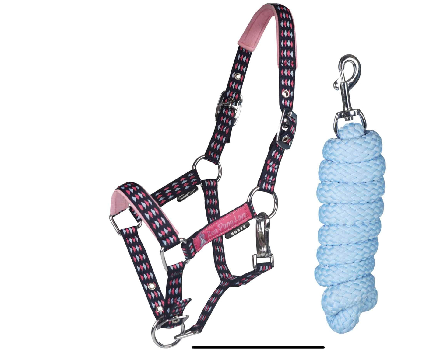 Horka Halsterset Jolly. Horka Halsterset Jolly Blue met 180 cm halstertouw. Fleece gevoerd, verstelbaar en met vrolijke Jolly tape. Comfort en stijl voor elk paard of pony. Dit Horka Halsterset is verkrijgbaar bij Livin Horse Shop, dealer van Horka.