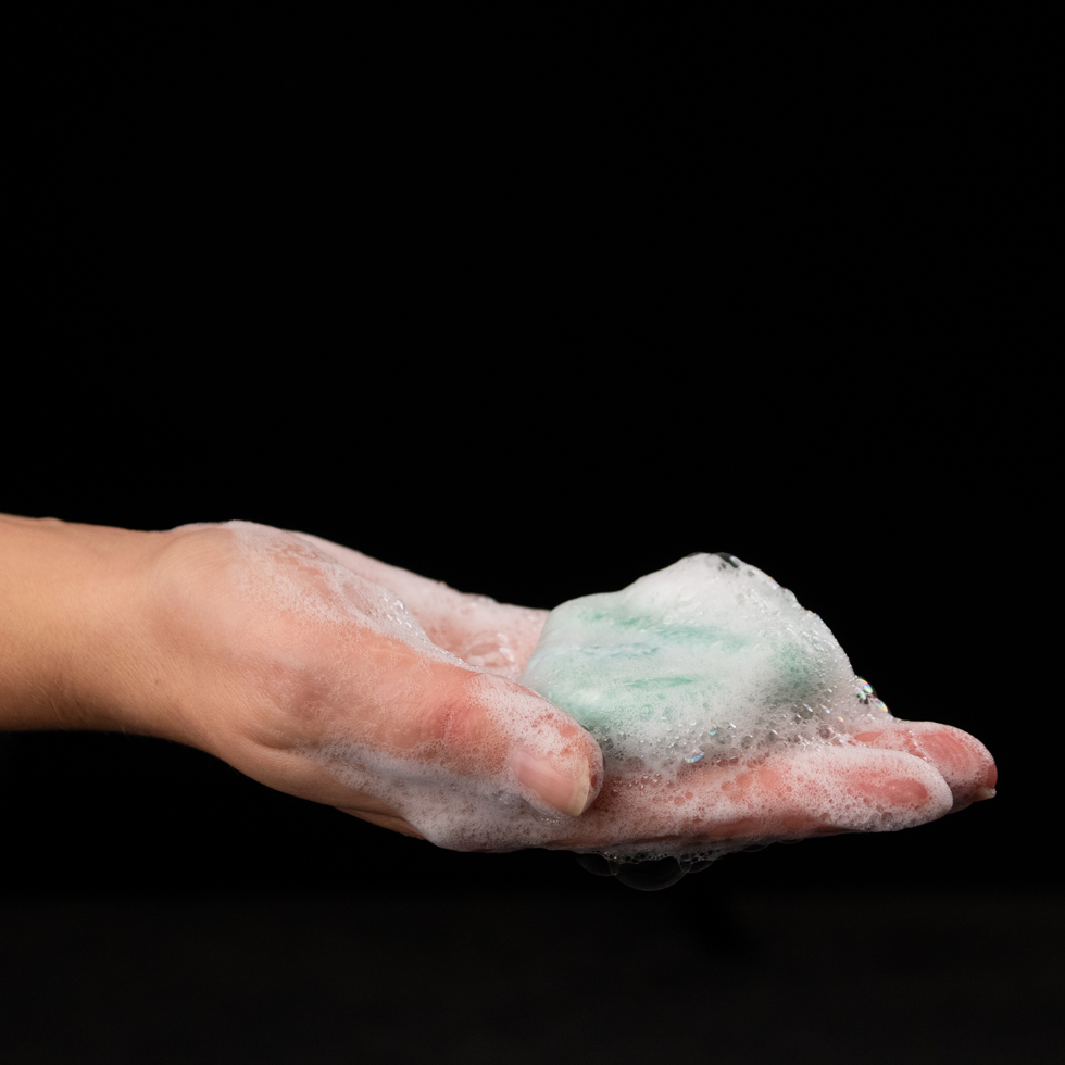 Sterk reinigende eucalyptus shampoo bar voor paarden. Met conditioner, PH-neutraal, plasticvrij, vegan & in handig bewaarblikje. Voor een frisse vacht. Shampoo bars voor poaard en pony verkrijgbaar bij livin horse shop.