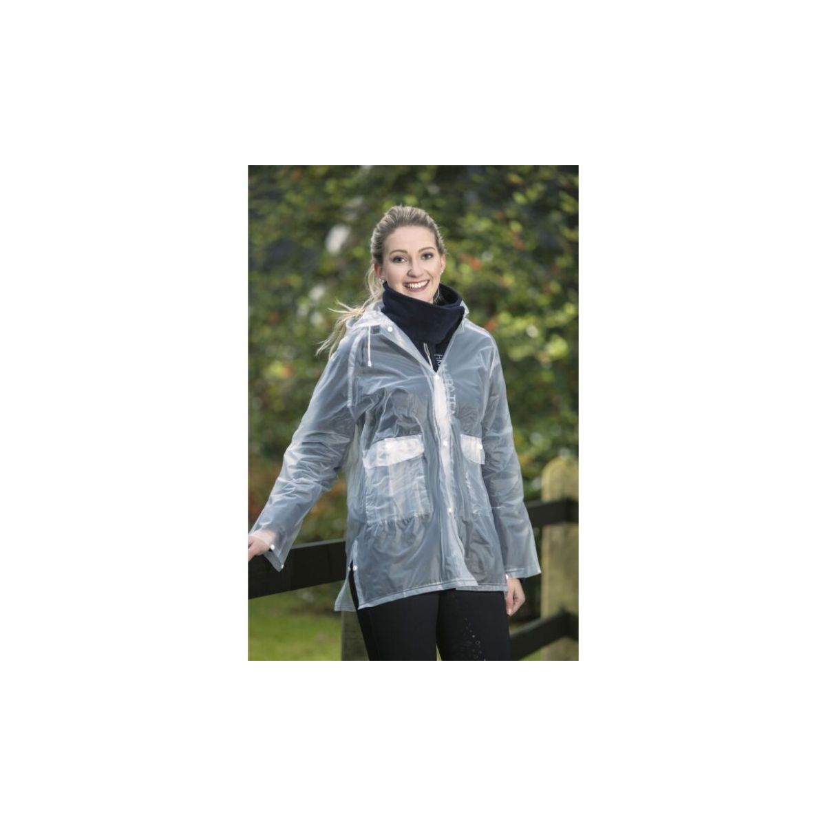 Bestel de HKM Sports Regenjas Kort bij Livin Horse Shop. Waterdichte en winddichte ruiterjas met capuchon, drukknopen en getapete naden. Ideaal voor stal en buitenritten!