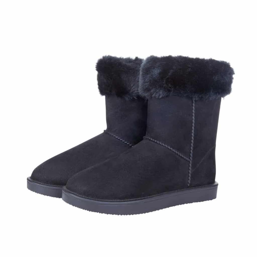 Ontdek de HKM All Weather Boot Davos Fur Zwart bij Livin Horse Shop. Warme, waterdichte laars met teddy voering, ideaal voor buitenritten en stalwerk. Verkrijgbaar in zwart en camel.