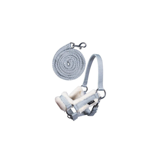 HKM Halsterset Hobby Horsing Grijs – Voor je Stokpaardje of Hobby Horse. Dit HKM Halsterset Hobby Horse is verkrijgbaar bij Livin Horse Shop. Frontaanzicht HKM Halsterset Hobby Horsing Grijs