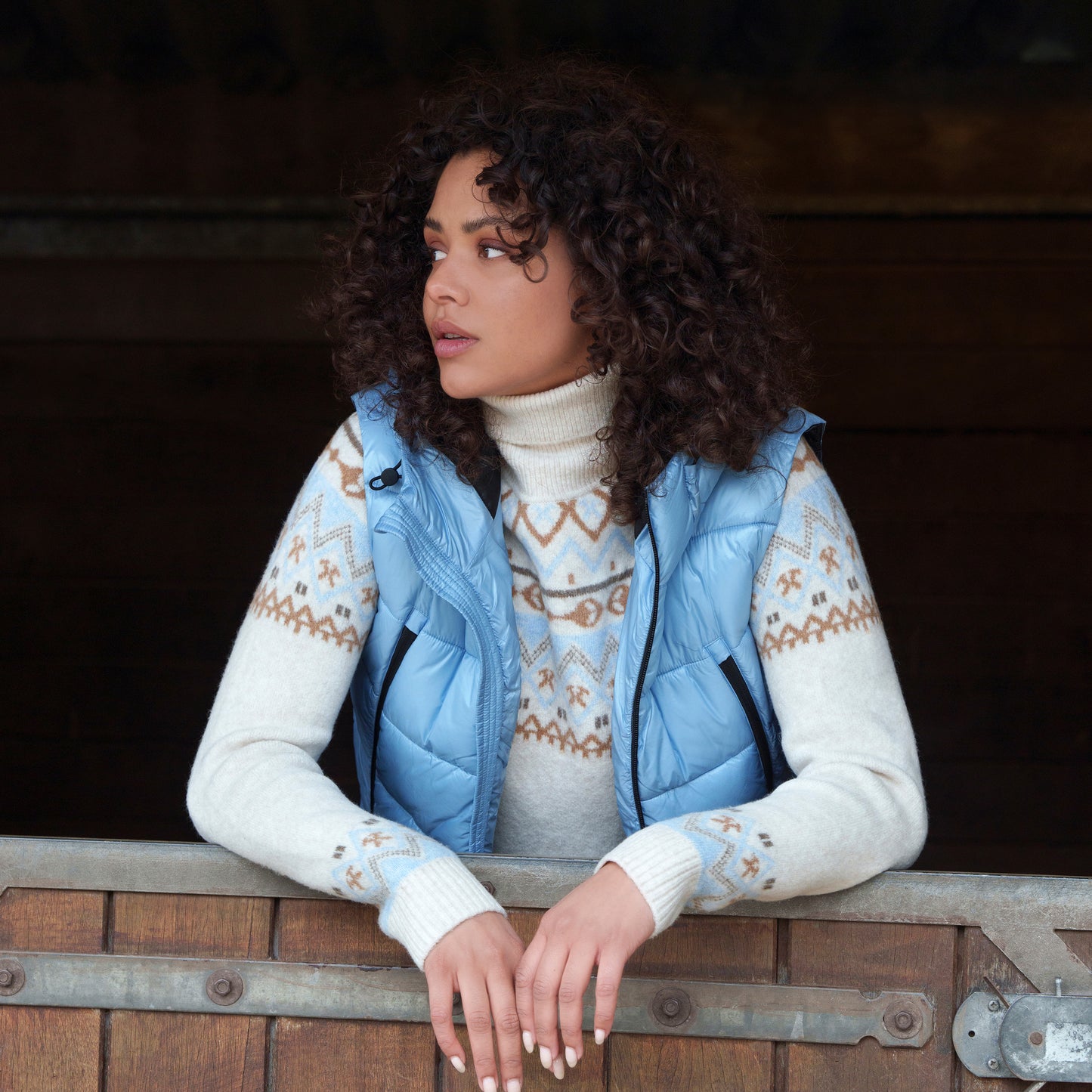 HV Polo Dyanne Pullover met luxueus jacquard breisel en kleurrijk patroon. Warme coltrui met stijlvol paardenlogo. Comfortabel en modieus voor ruiters. Verkrijgbaar bij Livin Horse Shop!