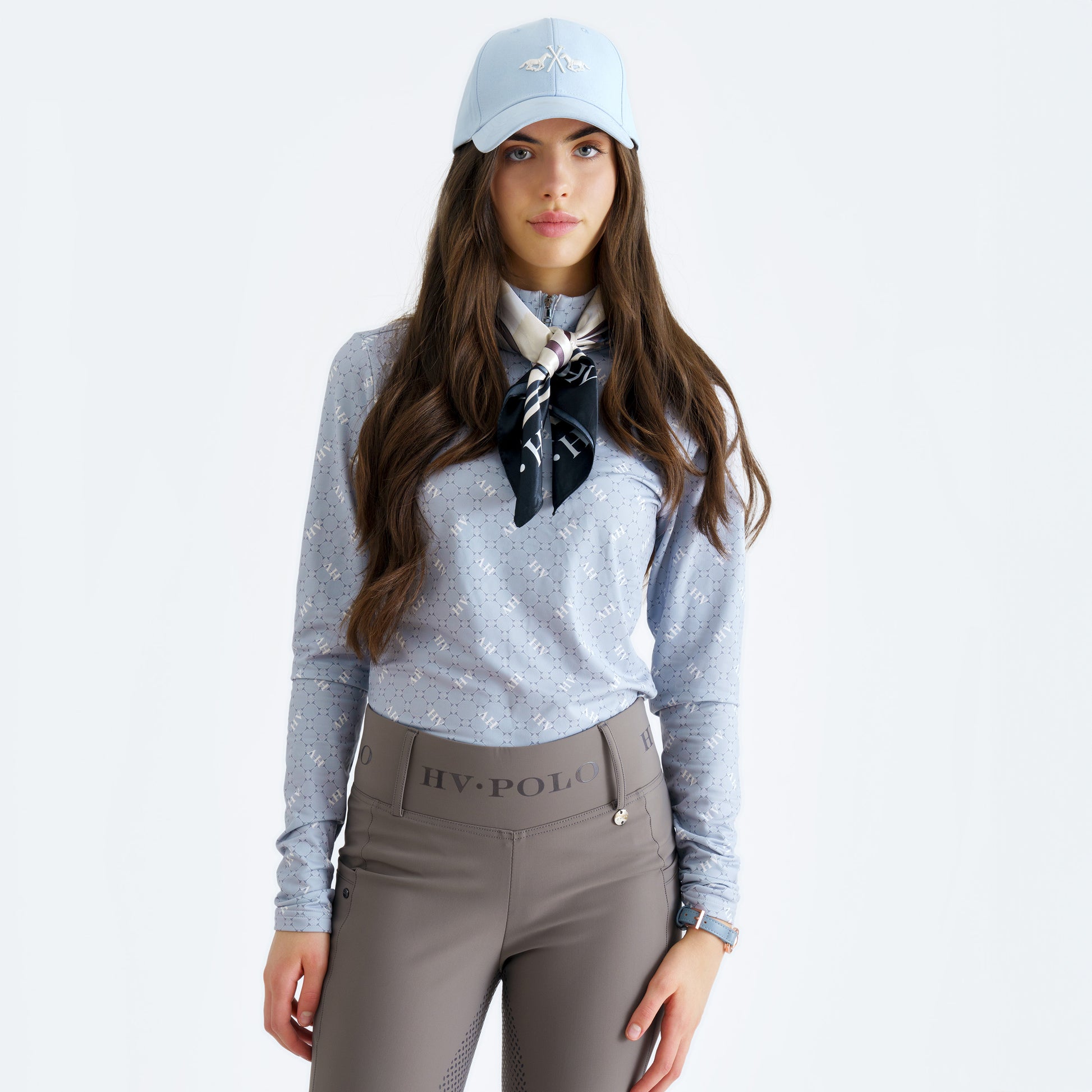 HV Polo Top Peggy shirt met zijdezacht tech jersey, 4-way stretch en UV-bescherming. Modieus, comfortabel en perfect voor trainingen en wedstrijden. Verkrijgb aar bij Livin Horse Shop