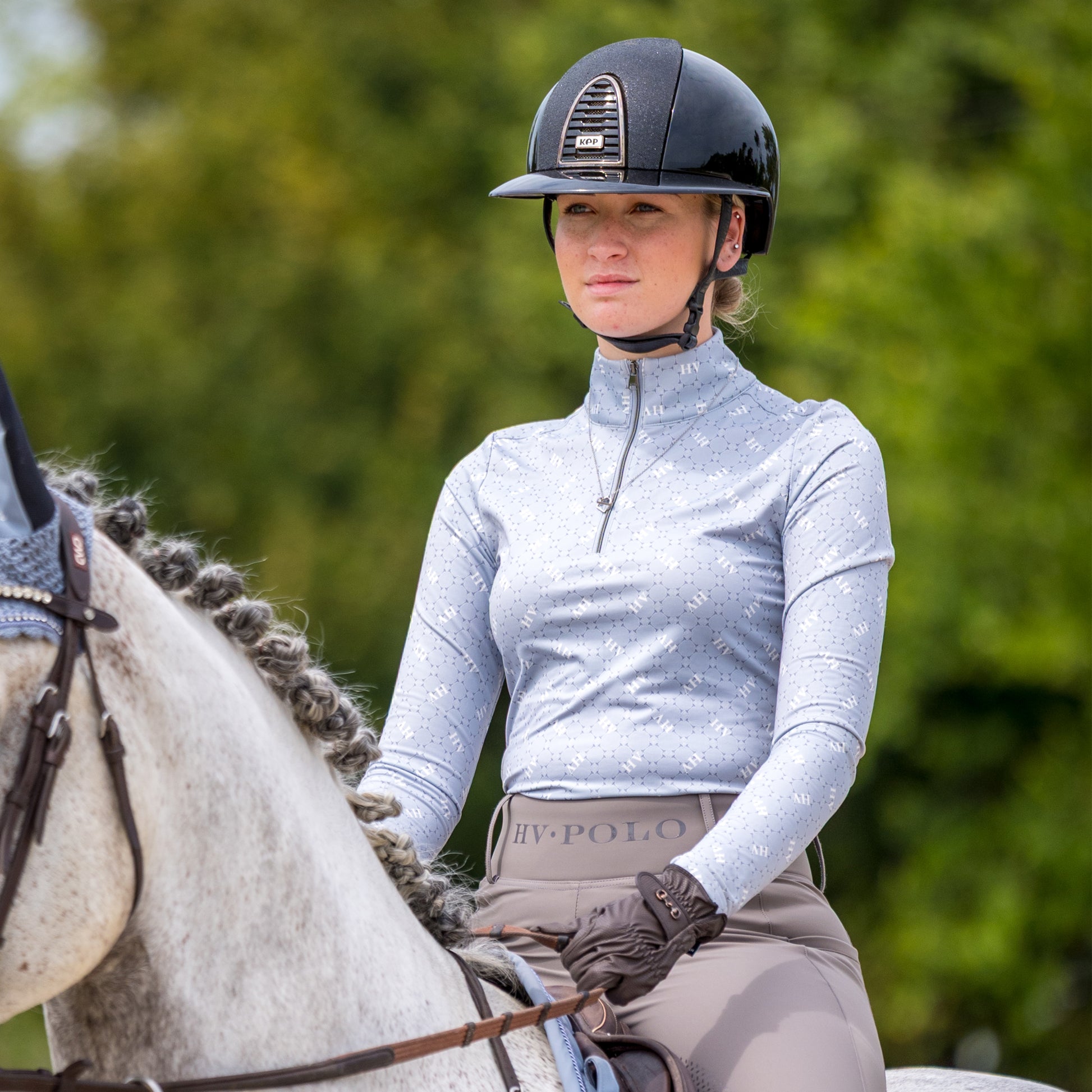 HV Polo Top Peggy shirt met zijdezacht tech jersey, 4-way stretch en UV-bescherming. Modieus, comfortabel en perfect voor trainingen en wedstrijden.