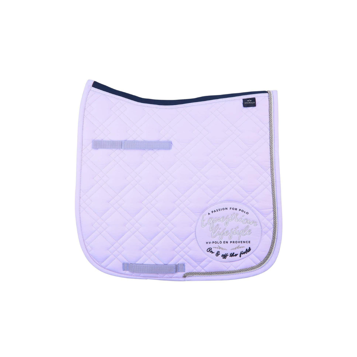 HV Polo Zadeldekje Dressuur Sara Lavendel. Dit zadeldek is verkrijgbaar bij Livin Horse Shop, dealer van HV Polo. Frontaanzicht HV Polo Sara Lavendel