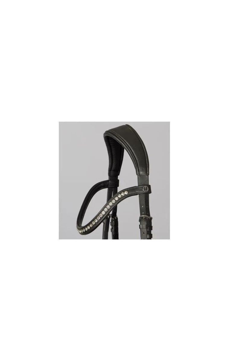 Luxe anatomisch hoofdstel van zwart leder met kristallen frontriem van Harry’s Horse. Extra zacht voor comfort en prestaties. Inclusief webband teugels.De hoofdstellen voor paard en pony zijn verkrijgbaar bij Livin Horse Shop! Detail 2 hoofdstel