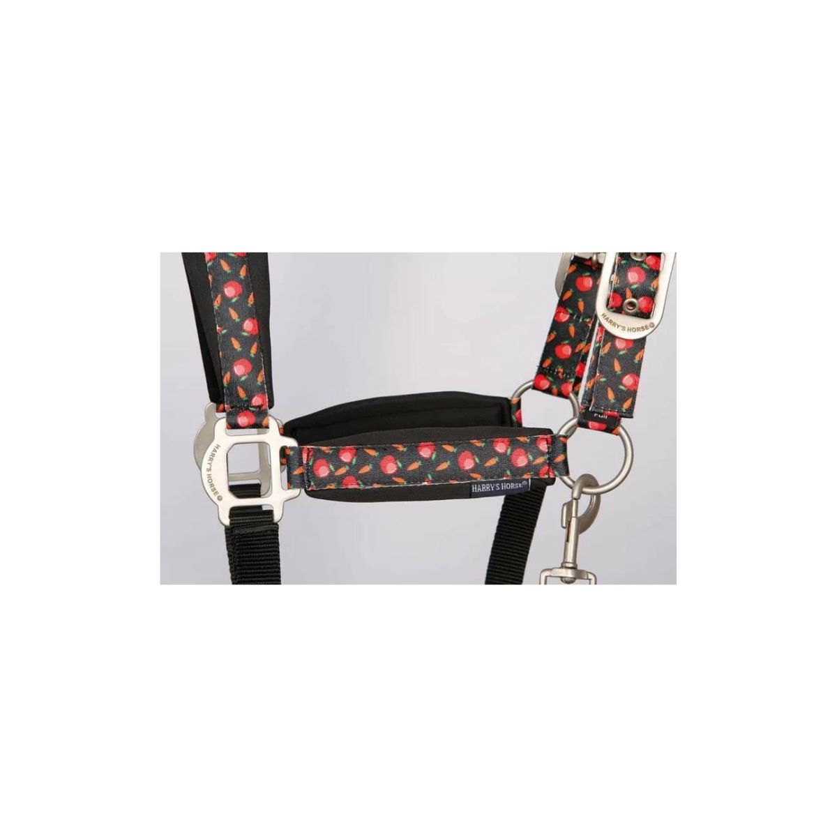 Zwarte halsterset met vrolijke worteltjesprint, neopreen voering en verstelbaar design. Inclusief bijpassend touw. Comfort en fun in één set! De halstersets zijn veerkrijgbaar bij Livin Horse Shop.Zijaanzicht