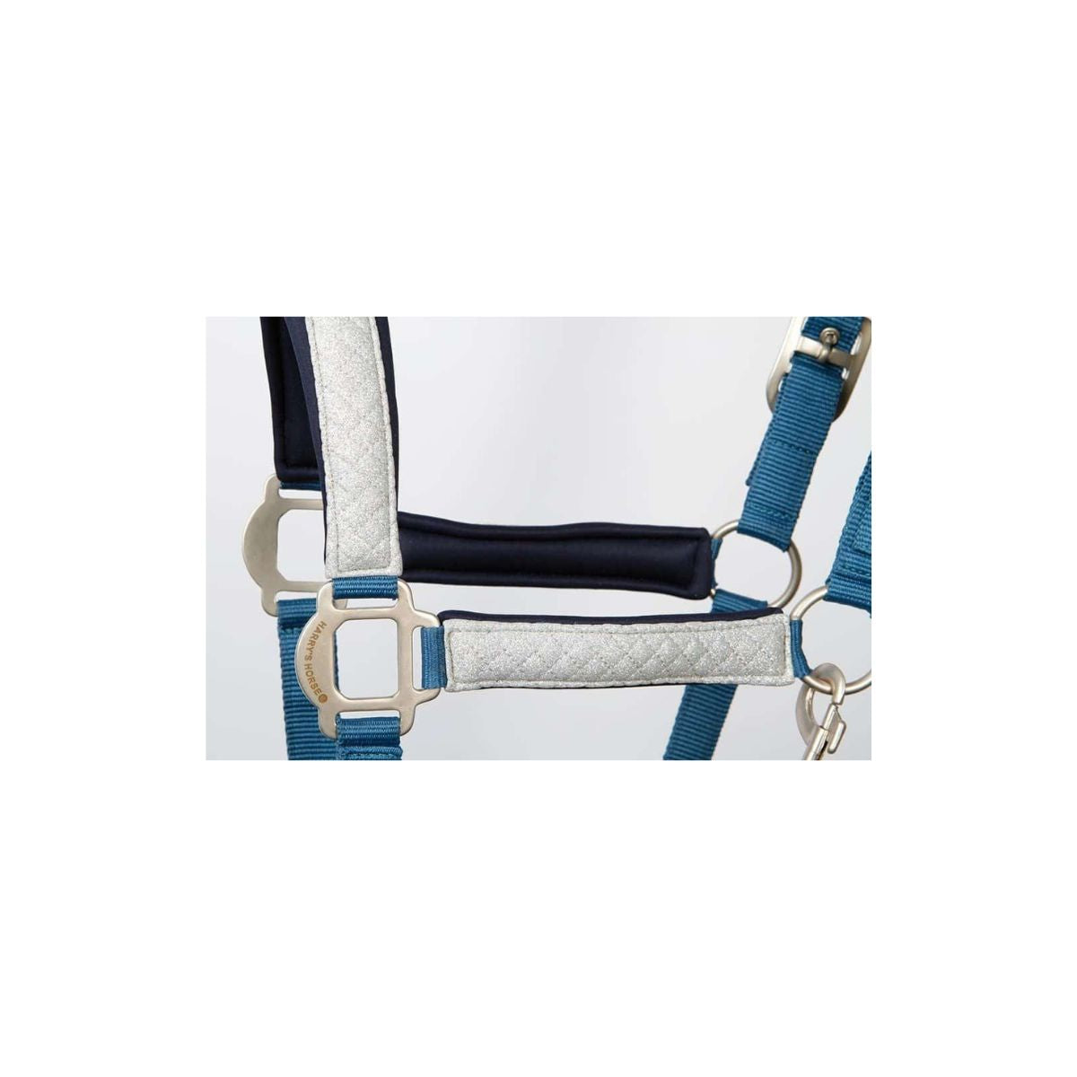 arry’s Horse Luxe Halsterset met Metallic Band & Neopreen Voering – Incl. Touw. Deze Halsterset is verkrijgbaar bij Livin Horse Shop. Zijaanzicht Halsterset