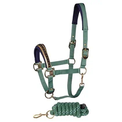 Harry's Horse Halsterset La Gloria Frosty-Spruce. Halsterset met kristallen neusstuk, neopreen voering en verstelbare pasvorm. Inclusief halstertouw. Stijlvol en comfortabel voor elke dag! De halstersets zijn verkrijgbaar bij Livin Horse Shop.