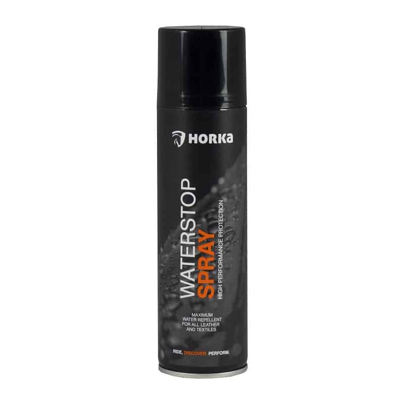 Horka Waterstop Spray 250 ml bij Livin Horse Shop. Kleurloze spray voor water- en vuilafstotende bescherming van leer, textiel, suede en nubuck. Ideaal voor jodhpurs, laarzen en kleding.