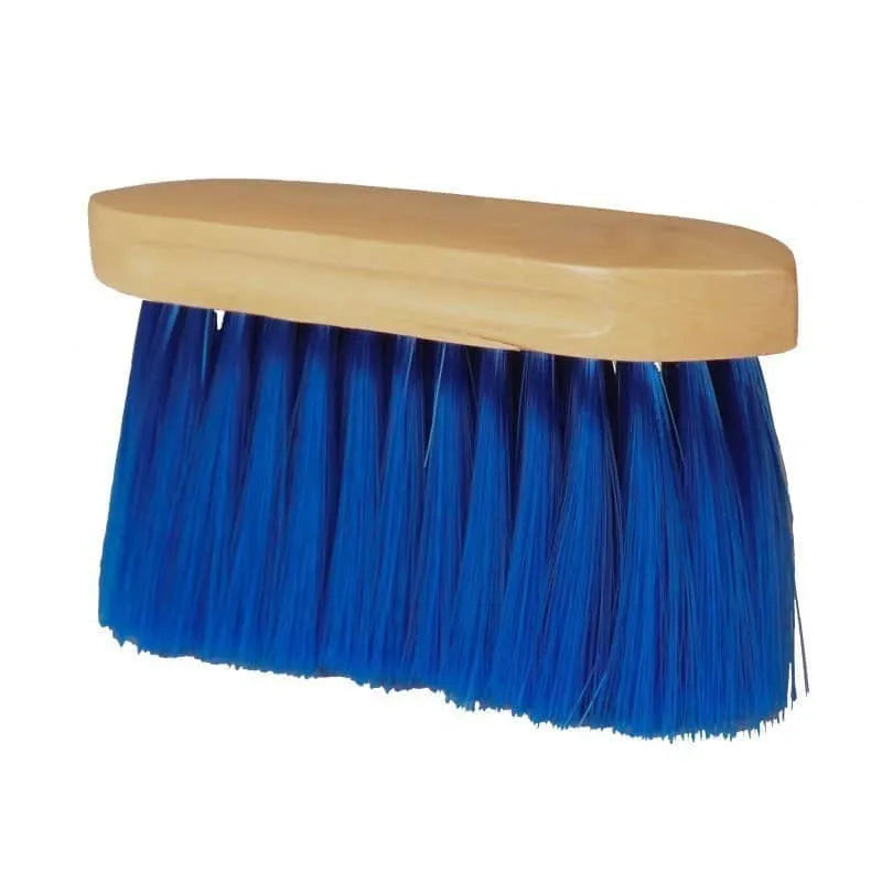 Borstel Hout Lang Zacht Blauw. De Horka houten paardenborstel met lange, zachte kunststof haren verwijdert stof en losse haren moeiteloos. Comfortabel en stijlvol. Verkrijgbaar bij Livin Horse Shop.