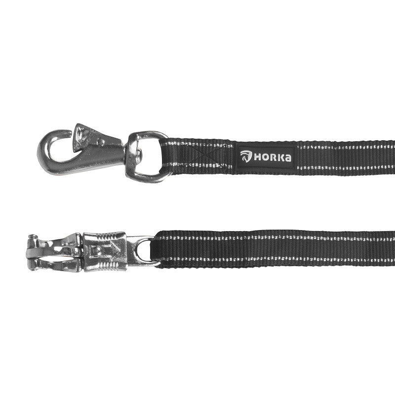 Sterke verstelbare trailerlijn (80–120 cm) met paniekhaak en musketon. Ideaal voor trailer, wasplaats en poetsplaats. 25 mm breed en extra veilig.