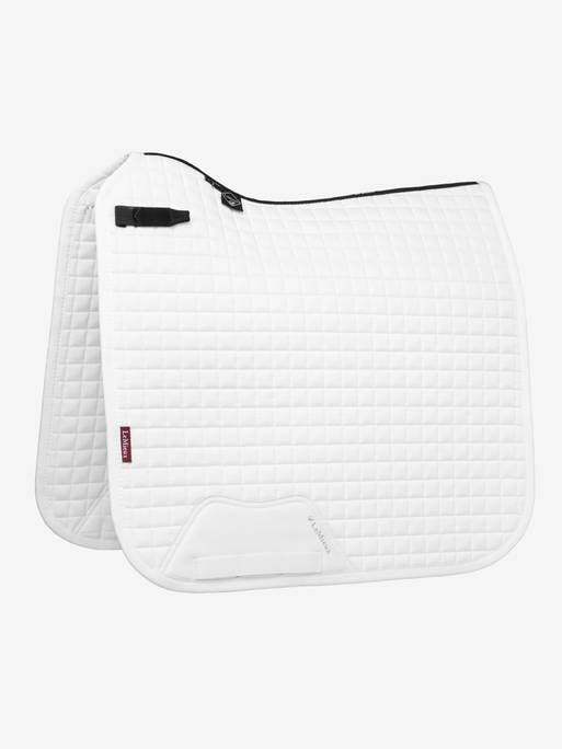 Lemieux Zadeldekje Dressage Cotton Square White. Dit LeMiuex Zadeldek is verkrijgbaar bij Livin Horse Shop, dealer van LeMieux. Frontaanzicht LeMieux Zadeldek white