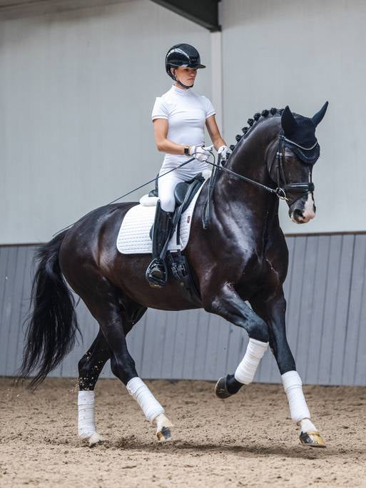 Lemieux Zadeldekje Dressage Cotton Square White. Dit LeMiuex Zadeldek is verkrijgbaar bij Livin Horse Shop, dealer van LeMieux. Zijaanzicht LeMieux Zadeldek white