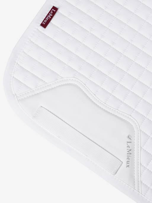 Lemieux Zadeldekje Dressage Cotton Square White. Dit LeMiuex Zadeldek is verkrijgbaar bij Livin Horse Shop, dealer van LeMieux. Detailaanzicht links LeMieux Zadeldek white
