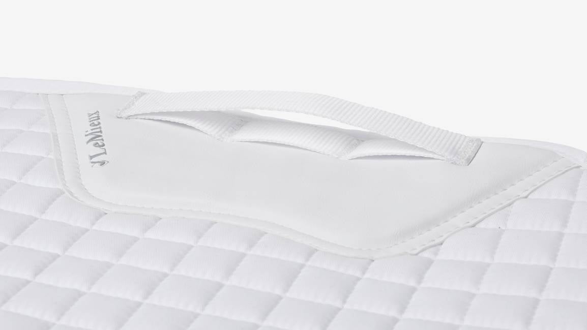Lemieux Zadeldekje Dressage Cotton Square White. Dit LeMiuex Zadeldek is verkrijgbaar bij Livin Horse Shop, dealer van LeMieux. Detailaanzicht bovenkant LeMieux Zadeldek white