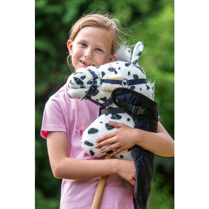 HKM Halsterset Hobby Horsing Grijs – Voor je Stokpaardje of Hobby Horse. Dit HKM Halsterset Hobby Horse is verkrijgbaar bij Livin Horse Shop. Frontaanzicht stokpaardje en HKM Halsterset Hobby Horsing Grijs